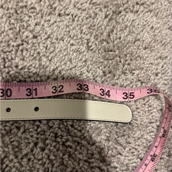 Gucci Ivory Leather Belt with Gold GG Buckle - Picture 4 of 4